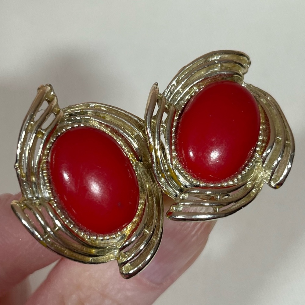 Vintage MCM Retro oversized red Lucite, gold tone mobwife earrings